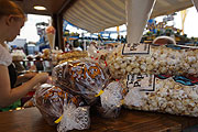 Nicht nur Mandeln, auch Popcorn, Zuckerwatte, Magenbrot und mehr gibt es hier (©Foto: MartiN Schmitz)
